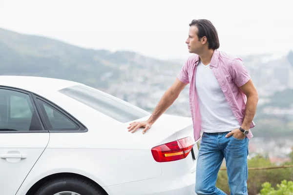 Человек, стоящий рядом со своей машиной — стоковое фото
