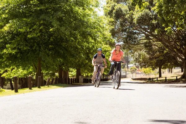 Lyckliga paret på en cykeltur — Stockfoto