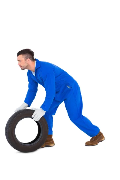 Mécanicien tenant le pneu — Photo
