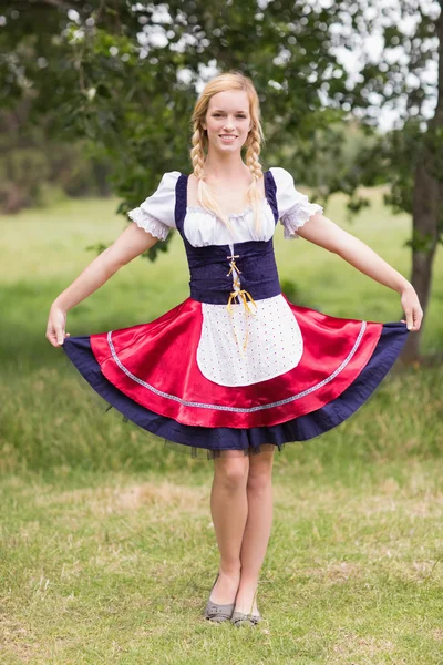 Szép oktoberfest lány mosolyogva kamera — Stock Fotó