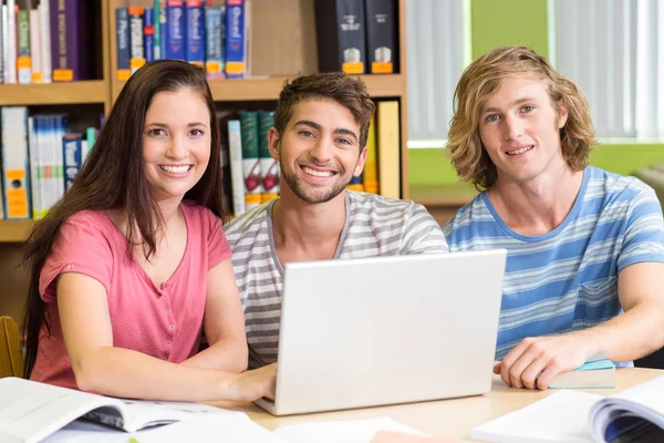 Studenten mit Laptop in Bibliothek — Stockfoto