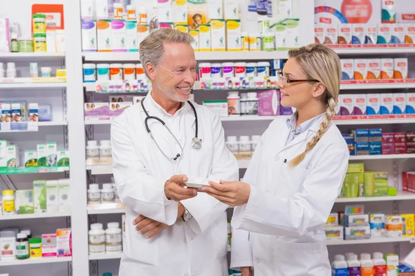 Pharmacist speaking with his trainee about medicine — Stock Photo, Image