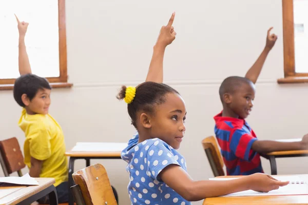 Pupils raising hand in classroom — Stock Photo, Image