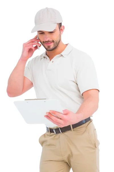 Entrega homem falando no telefone móvel — Fotografia de Stock