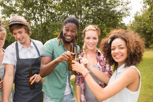 Felices amigos en el parque teniendo barbacoa —  Fotos de Stock