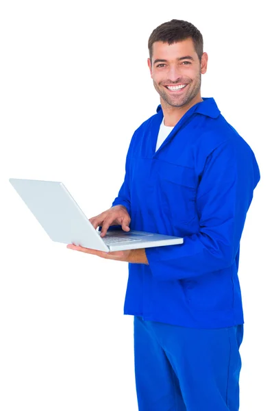 Happy mechanic using laptop — Stock Photo, Image