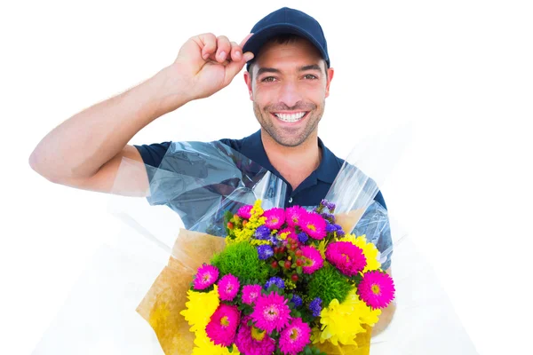 Joyeux livreur tenant bouquet — Photo