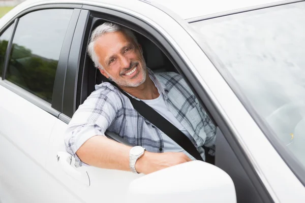 Sürüş ve gülümseyen bir adam — Stok fotoğraf