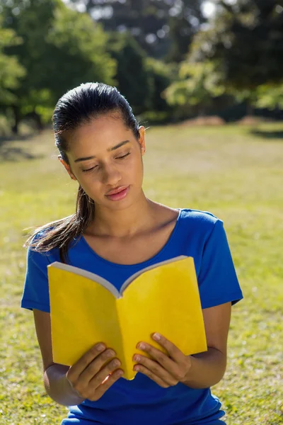 Vrouw die boek leest in het park — Stockfoto