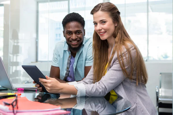 Kreative junge Geschäftsleute schauen auf digitales Tablet — Stockfoto