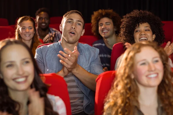 Jonge vrienden kijken naar een film — Stockfoto