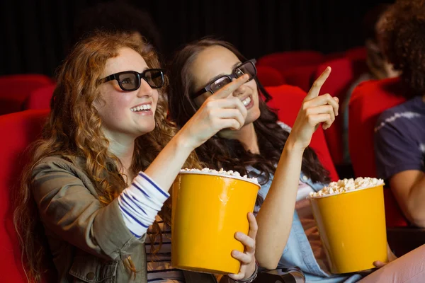 Jonge vrienden kijken naar een 3D-film — Stockfoto