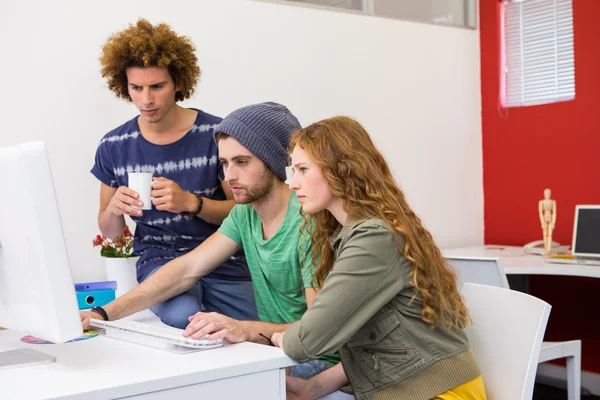 Teamet tittar på datorskärmen i office — Stockfoto