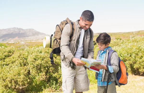 Padre e hijo haciendo senderismo en las montañas —  Fotos de Stock