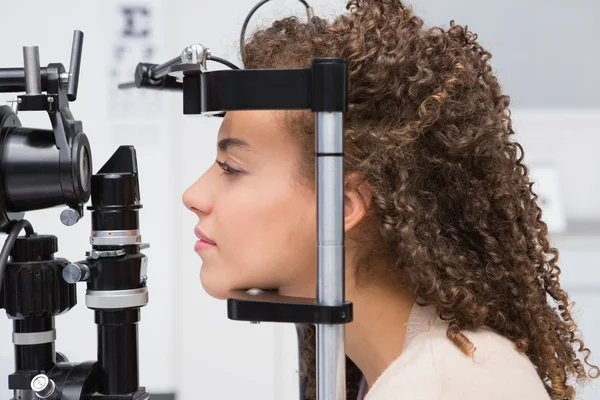 Frau macht Sehtest — Stockfoto