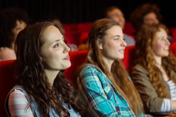 Jonge vrienden kijken naar een film — Stockfoto