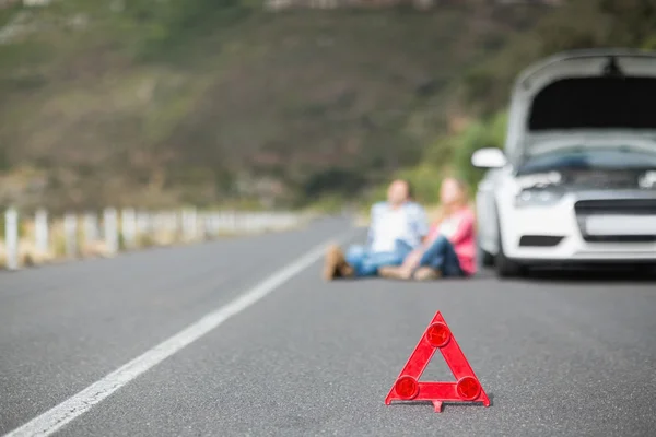 Koppel na een autopech — Stockfoto