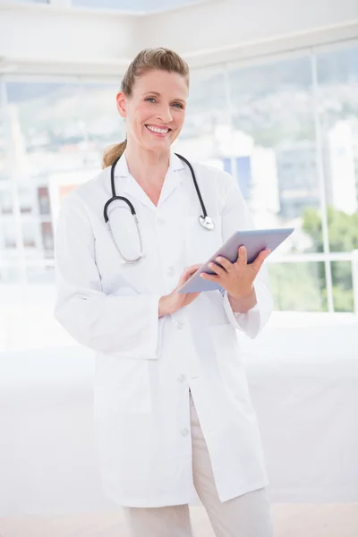 Médico sorridente usando tablet pc — Fotografia de Stock