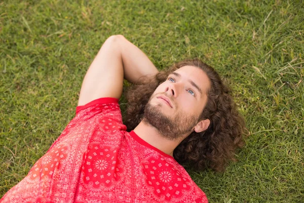 Schöner Hipster im Park — Stockfoto