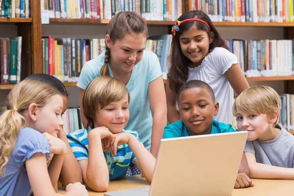 Ładny uczniów za pomocą komputera typu tablet w bibliotece — Zdjęcie stockowe