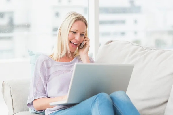 Mujer hablando por teléfono usando portátil — Foto de Stock