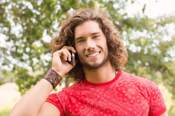 Gelukkig jonge man op de telefoon — Stockfoto