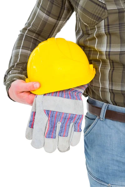 Obrero manual sosteniendo casco y guantes — Foto de Stock