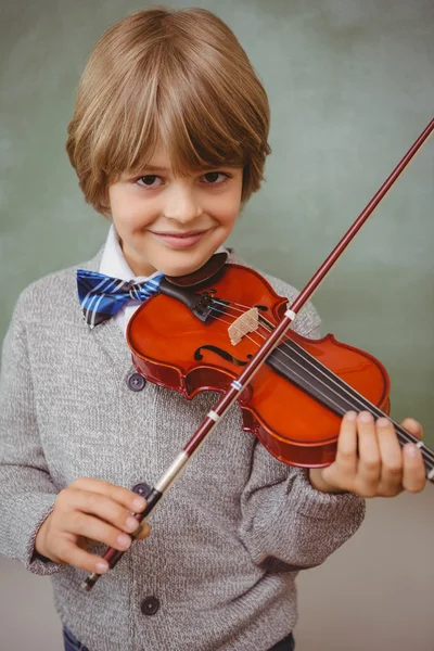Портрет милого мальчика, играющего на скрипке — стоковое фото