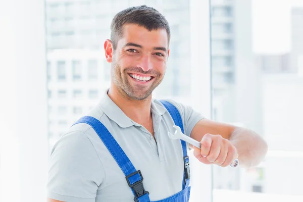Usměvavý dělník drží klíč — Stock fotografie
