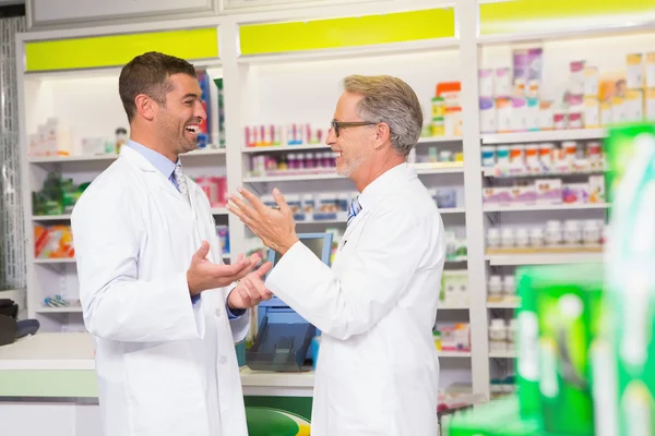 Usměvavý tým farmaceut mluvit spolu — Stock fotografie