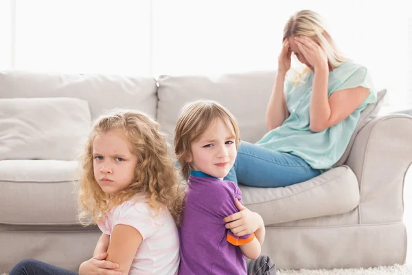 Rozzlobený sourozenci sedět založenýma — Stock fotografie