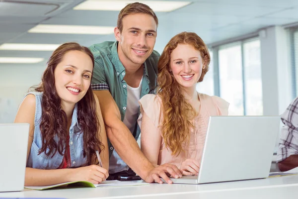 Modestudenten mit Laptop — Stockfoto