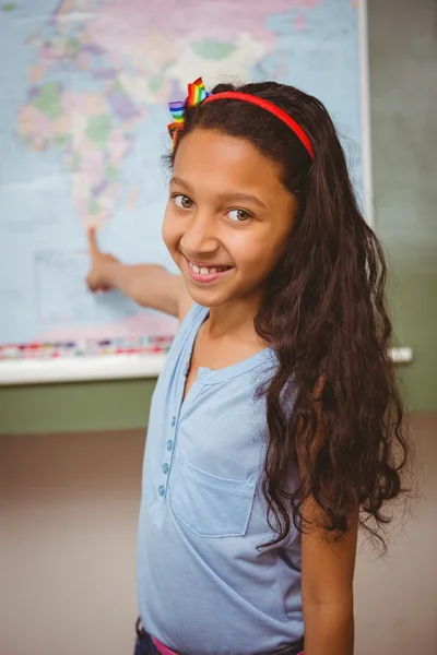 Niña apuntando al mapa en el aula — Foto de Stock