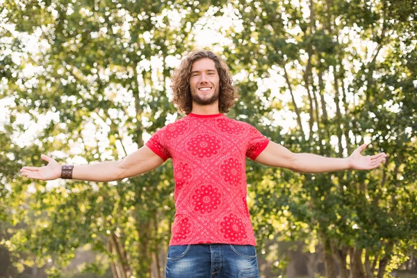 Schöner Hipster im Park — Stockfoto