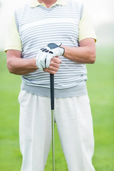 Golfista alegre segurando seu clube — Fotografia de Stock