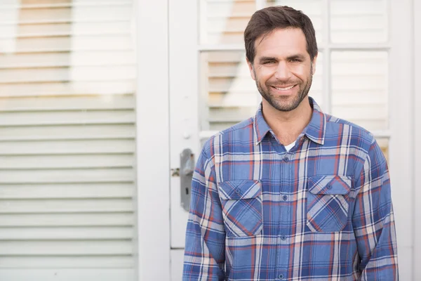 Un homme heureux souriant dans son jardin — Photo