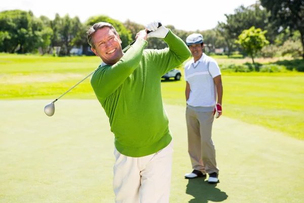 Golfing friends teeing off — Stock Photo, Image