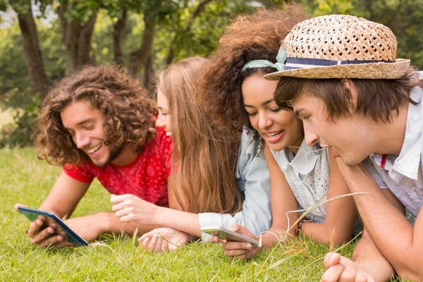 Glückliche Freunde im Park — Stockfoto