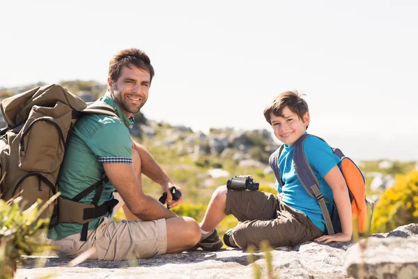 Baba ve oğul dağlara hiking — Stok fotoğraf