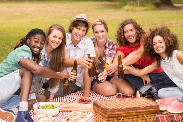 Amici felici nel parco a fare picnic — Foto Stock