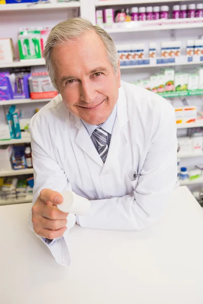 Farmacéutico senior sonriente sosteniendo medicación —  Fotos de Stock