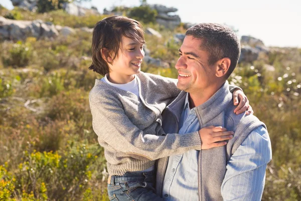 Padre e hijo en el campo — Foto de Stock