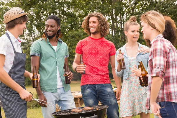 Glückliche Freunde im Park beim Grillen — Stockfoto