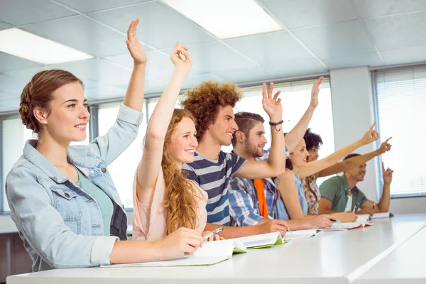 Mode studenten attente in klasse — Stockfoto