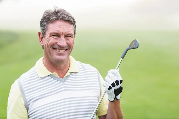 Vrolijke golfspeler glimlachen op camera — Stockfoto