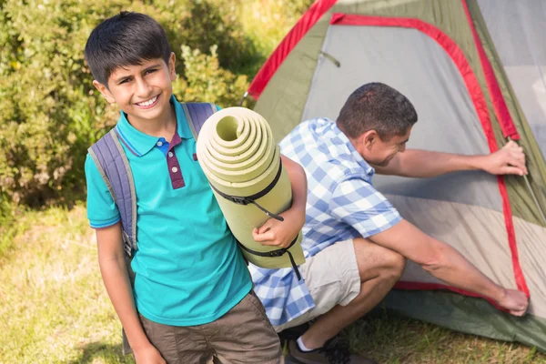 Pai e filho lançando sua tenda — Fotografia de Stock