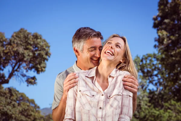 Feliz pareja divirtiéndose — Foto de Stock