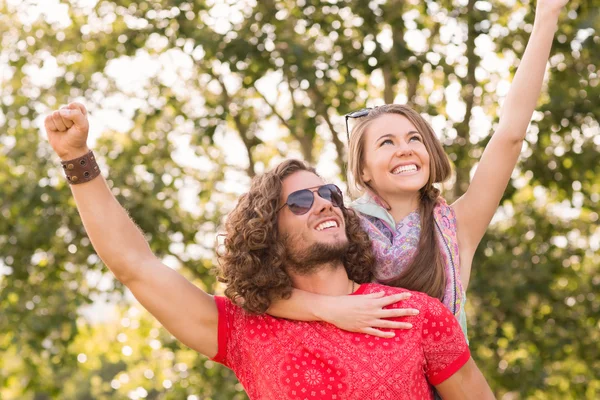 Bonito casal no parque — Fotografia de Stock