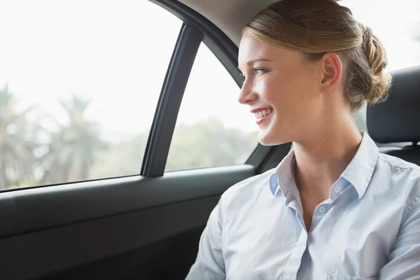 Uśmiechnięta młoda kobieta siedzi w jej samochód — Zdjęcie stockowe