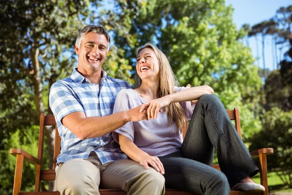 Pareja relajándose en el parque en el banco — Foto de Stock